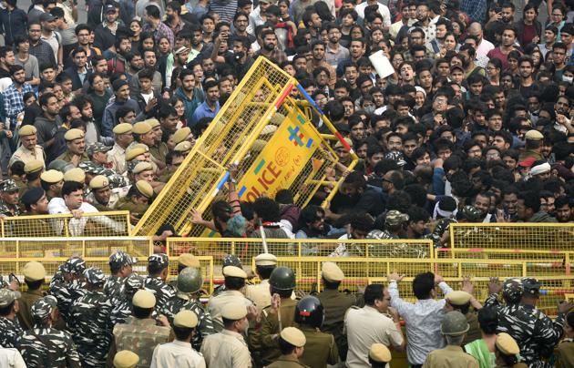 Students of JNU protesting against fee hike outside All India Council For Technical Education during JNU convocation, upturn barricades in New Delhi in November 2019. (Biplov Bhuyan/HT PHOTO) Students of JNU protesting against fee hike outside All India Council For Technical Education during JNU convocation, upturn barricades in New Delhi in November 2019. (Biplov Bhuyan/HT PHOTO)
