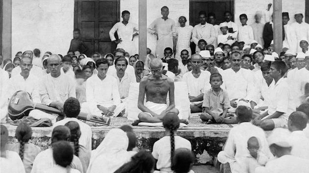 Standing with Gandhi in Ahmedabad, writes Ramachandra Guha - Hindustan ...