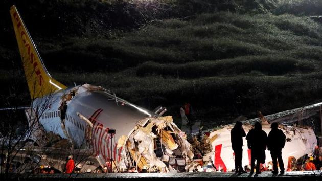 Police officers inspect the Pegasus Airlines Boeing 737-86J plane that overran the runway during landing and crashed at Istanbul’s Sabiha Gokcen airport, Turkey. (Murad Sezer / REUTERS)