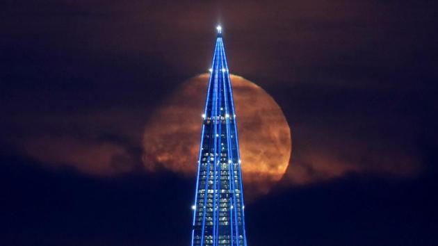 The Moon sets behind the business tower Lakhta Centre, which is under construction in Saint Petersburg, Russia. (Anton Vaganov / REUTERS)