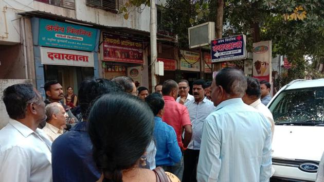 Residents of Sawant Vihar take their complaints to local corporator Vasant More (centre, white shirt). (HT/PHOTO) Residents of Sawant Vihar take their complaints to local corporator Vasant More (centre, white shirt). (HT/PHOTO)