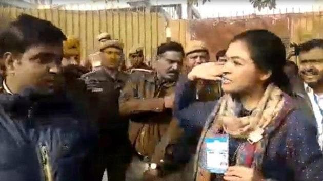 Alka Lamba trying to slap the AAP volunteer after voting in Delhi Assembly elections.(Video grab/ANI) Alka Lamba trying to slap the AAP volunteer after voting in Delhi Assembly elections.(Video grab/ANI)