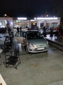 HT PHOTO(The car was left in the seating area of Mermaid Restaurant)