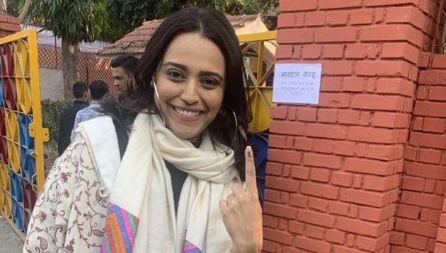 Swara Bhasker casts her vote in Delhi. Swara Bhasker casts her vote in Delhi.