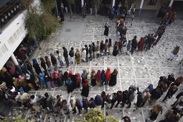 Voters in queue to cast their vote in Shaheen Bagh.(Burhaan Kinu/HT Photo)