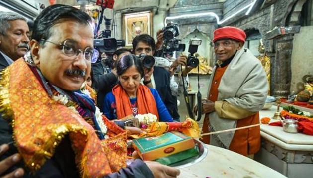 Delhi Chief Minister Arvind Kejriwal at Hanuman Mandir bedore the Delhi Assembly polls began.(PTI PHOTO.)