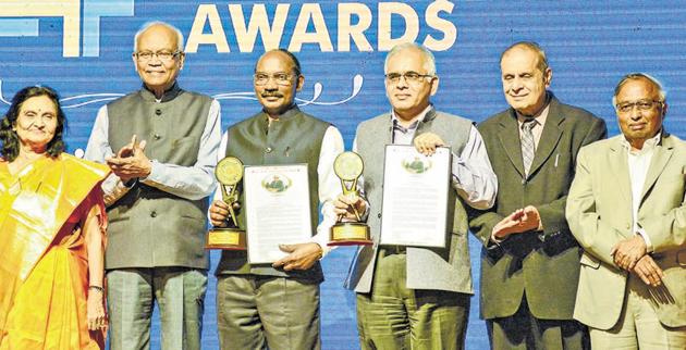 (From left) Jayashree Firodia, Raghunath Mashelkar, K Sivan,Shekhar Mande , Arun Firodia and Vijay Bhatkar(Milind Saurkar/HT Photo)