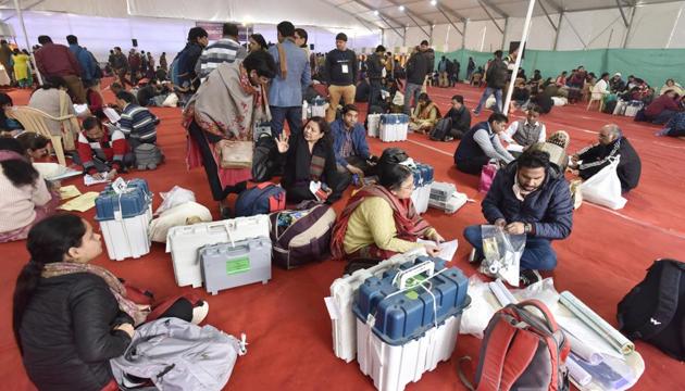 : Electoral officials inspect EVM and VVPAT machines at the Jija Bai Industrial Training Institute for Women distribution centre at Siri Fort, in New Delhi, India, on Friday, February 7, 2020. (Photo by Sanjeev Verma/ Hindustan Times) (Sanjeev Verma/HT PHOTO) : Electoral officials inspect EVM and VVPAT machines at the Jija Bai Industrial Training Institute for Women distribution centre at Siri Fort, in New Delhi, India, on Friday, February 7, 2020. (Photo by Sanjeev Verma/ Hindustan Times) (Sanjeev Verma/HT PHOTO)