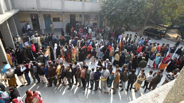 Voters stand in queues to cast their votes at Seelampur, in New Delhi, on Saturday, February 8, 2020.(Sushil Kumar/HT PHOTO)