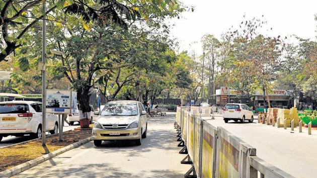 The separate entry and exit lanes for vehicles can be seen here, allowing for minimum congestion at peak traffic hours.(Rahul Raut/HT PHOTO)