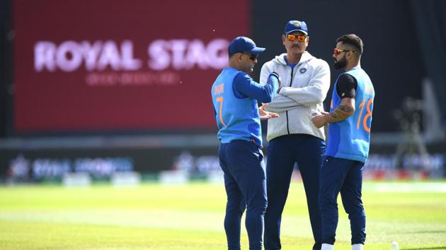 India captain Virat Kohli (r) chats with coach Ravi Shastri (c) and MS Dhoni at the ICC Cricket World Cup 2019.(IDI via Getty Images) India captain Virat Kohli (r) chats with coach Ravi Shastri (c) and MS Dhoni at the ICC Cricket World Cup 2019.(IDI via Getty Images)