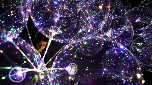 A boy sells balloons at a roadside in Jammu. (Nitin Kanotra / HT Photo)