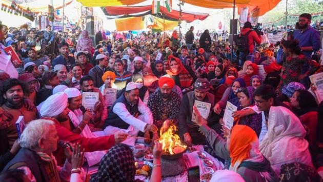 People of different faiths perform a havan during Jashn-e-Ekta at Shaheen Bagh, a site of the ongoing protests against Citizenship (Amendment) Act, National Register of Citizens (NRC) and National Population Register (NPR) in New Delhi. (Amal KS / HT Photo)