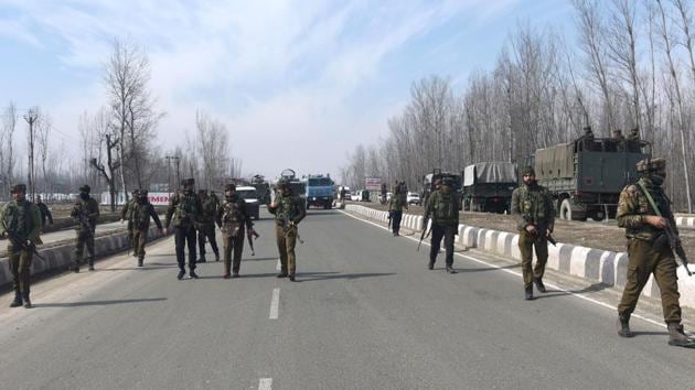 Police and paramilitary soldiers block a road leading towards the site of a brief gun-battle with suspected rebels at Laway pora on the outskirts of Srinagar. Two suspected rebels and a paramilitary soldier were killed in brief fighting. (Wasreem Andrabi / HT Photo)