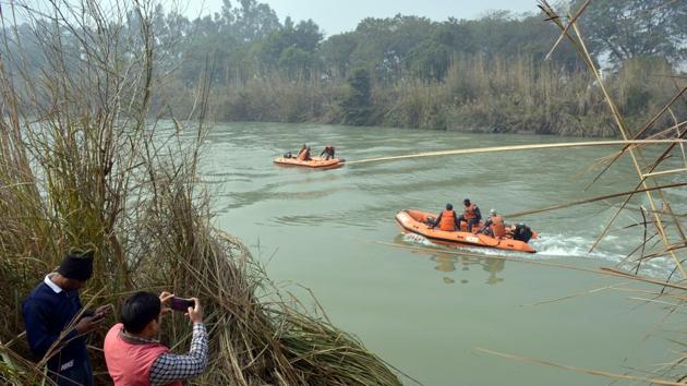 A search team at the site of an accident where an SUV plunged into the Upper Ganga Canal on late Saturday night and teams of NDRF have been tracing four persons, including two women, who are feared downed during the accident at Murad Nagar in Ghaziabad. (Sakib Ali / HT Photo)