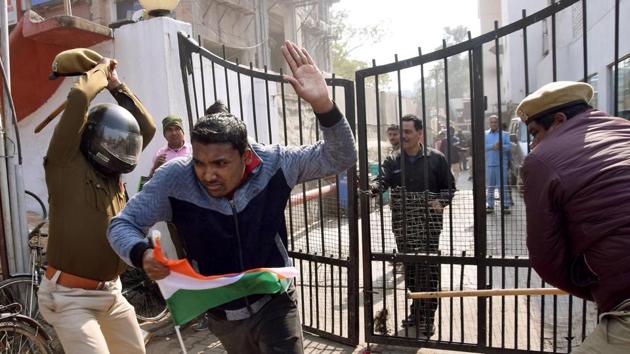 Patna police personnel lathi change to disperse a protest by Bihar Police candidates near Gandhi Maidan, in Patna. (Santosh Kumar / HT Photo)
