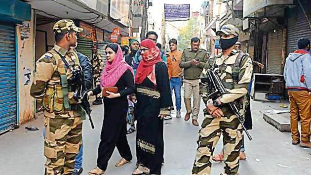 Security personnel stand guard near a polling booth in south east Delhi’s Jamia Nagar. (ADFP) Security personnel stand guard near a polling booth in south east Delhi’s Jamia Nagar. (ADFP)