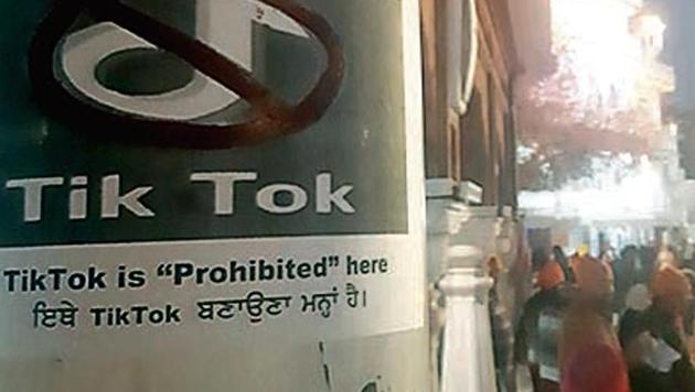 Notice announcing the ban at the Golden Temple complex. Notice announcing the ban at the Golden Temple complex.