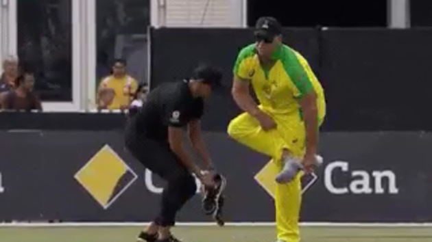 Matthew Hayden removes shoes.(Screngrab)