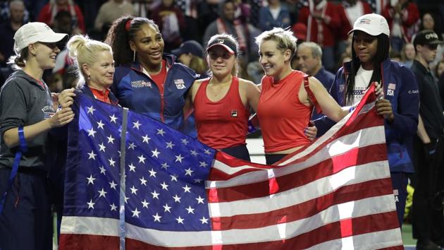 The United States Fed Cup team of Alison Riske, left, captain Kathy Rinaldi, Serena Williams, Sofia Kenin Bethanie Mattek-Sands and Coco Gauff pose with an American flag after beating Latvia in Fed Cup.(AP)