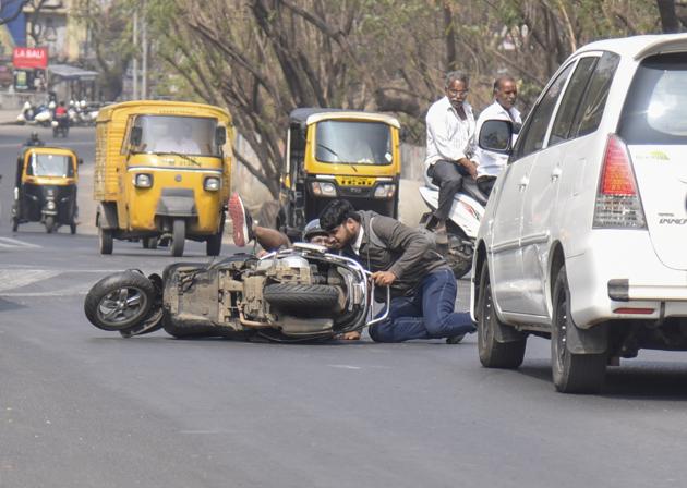 The threat to lives of commuters and pedestrians at these 23 spots, several of them major chowks and thoroughfares in the city, is real. (Milind Saurkar/HT Photo) The threat to lives of commuters and pedestrians at these 23 spots, several of them major chowks and thoroughfares in the city, is real. (Milind Saurkar/HT Photo)