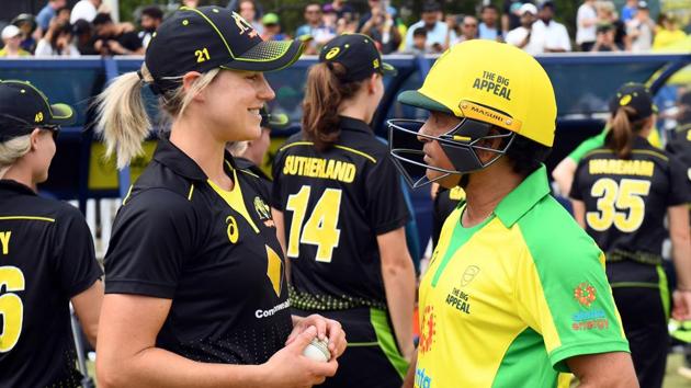 Former Indian player Sachin Tendulkar (R) speaks with Australian player Ellyse Perry (L) during a celebrity cricket match to raise funds for people affected by the Australian bushfires, in Melbourne on February 9, 2020. (Photo by WILLIAM WEST / AFP) / -- IMAGE RESTRICTED TO EDITORIAL USE - STRICTLY NO COMMERCIAL USE --(AFP)