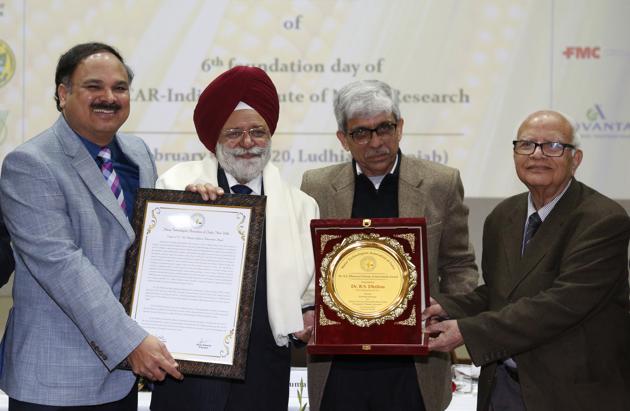 Chief principal secretary to Punjab chief minister Suresh Kumar and PAU V-C BS Dhillon being honoured at the national seminar on crop diversification at the PAU in Ludhiana on Sunday. (HT PHOTO) Chief principal secretary to Punjab chief minister Suresh Kumar and PAU V-C BS Dhillon being honoured at the national seminar on crop diversification at the PAU in Ludhiana on Sunday. (HT PHOTO)