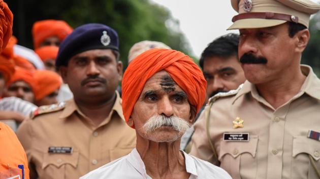 A court in Karnataka has issued a warrant against Sangli-based Shiv Pratishthan leader Sambhaji Bhide for alleged breach of the Model Code of Conduct during the last assembly elections. (HT/PHOTO) A court in Karnataka has issued a warrant against Sangli-based Shiv Pratishthan leader Sambhaji Bhide for alleged breach of the Model Code of Conduct during the last assembly elections. (HT/PHOTO)