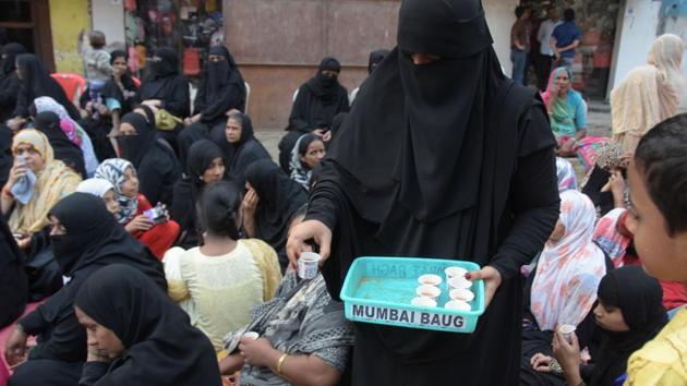 A woman serving tea to protesters at Mumbai Bagh at Morland Road on Sunday.(Bhushan Koyande/HT Photo)