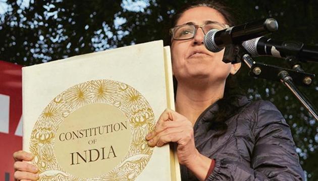 Protestors hold up copies of the Constitution during anti-CAA protests. Publishers said sales of copies had increased by many times over the past two months.(Parveen kumar and Sushil Kumar/HT Photo)