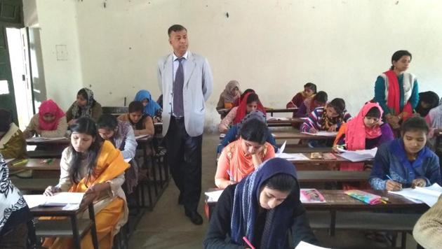 Bihar Board students writing their papers (HT) Bihar Board students writing their papers (HT)