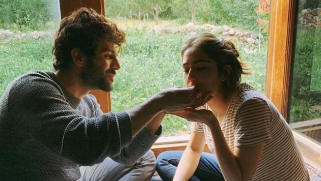 Kartik Aaryan was seen feeding his Love Aaj Kal co-star Sara Ali Khan in his latest Instagram post.