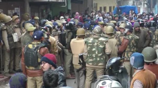 A large police force has been deployed at Kanpur’s Mohammad Ali Park amid tension.(HT Photo) A large police force has been deployed at Kanpur’s Mohammad Ali Park amid tension.(HT Photo)