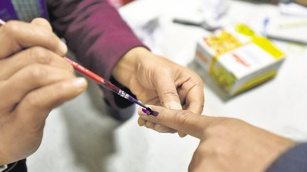 A poll official marks a voter's finger with indelible ink during Delhi Assembly Election polling (Sonu Mehta/HT PHOTO) A poll official marks a voter's finger with indelible ink during Delhi Assembly Election polling (Sonu Mehta/HT PHOTO)