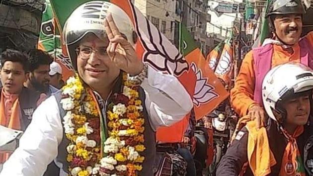 Negi has lost his lead against Dy CM Manish Sisodia after the 13th round(Courtesy: Twitter|@ravinegi4bjp)