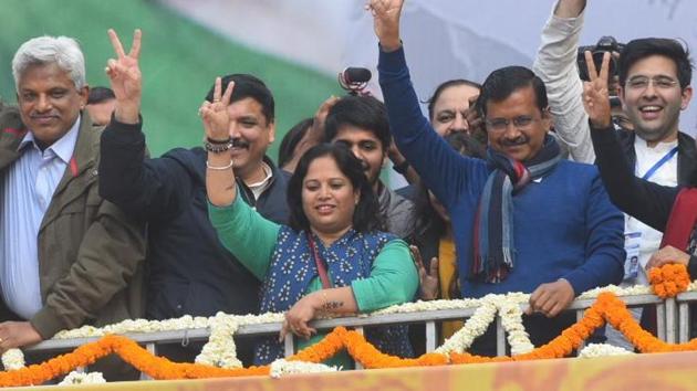 Arvind Kejriwal flashing the victory sign with other AAP leaders after his party swept the Delhi polls(HT Photo) Arvind Kejriwal flashing the victory sign with other AAP leaders after his party swept the Delhi polls(HT Photo)