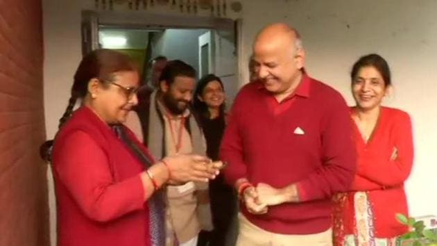 Manish Sisodia, AAP leader, with his family members at his residence.(ANI/Twitter)