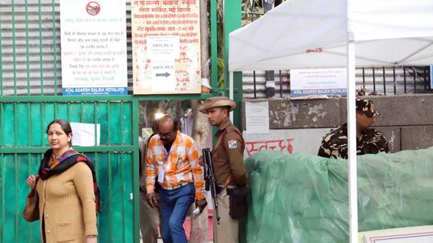 Security personnel are seen outside counting centre ahead of the Delhi assembly election result. (HT Photo) Security personnel are seen outside counting centre ahead of the Delhi assembly election result. (HT Photo)