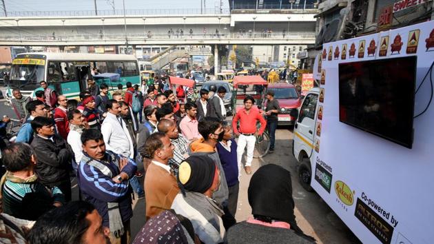 People look at the results unfold at Laxmi Nagar. Maharashtra chief minister Uddhav Thackeray has congratulated Arvind Kejriwal and the people of Delhi for AAP’s victory in assembly election. Kejriwal thanked the people of Delhi for ensuring AAP’s third term in the national capital. He thanked people for trusting “their son (Arvind Kejriwal)” yet again. (Sushil Kumar / HT Photo)