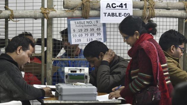 According to EC data at 6:42 pm, the Aam Aadmi Party had crossed the half-way mark in the 70-member Delhi assembly. The party had won 46 seats. Running second was BJP which had won five and was leading in three seats. In Patparganj, deputy chief minister Manish Sisodia after trailing behind BJP’s Ravinder Singh Negi through the morning, won after a tough fight. (Burhaan Kinu / HT Photo)
