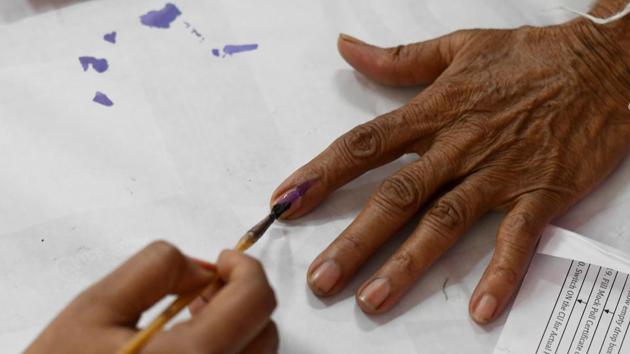 A woman waits to get her finger inked during Delhi Assembly election in New Delhi, India, on Saturday, February 8, 2020. (Biplov Bhuyan/HT PHOTO) A woman waits to get her finger inked during Delhi Assembly election in New Delhi, India, on Saturday, February 8, 2020. (Biplov Bhuyan/HT PHOTO)