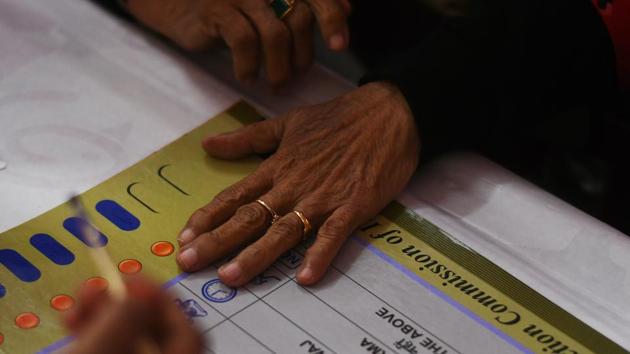 A woman waits to get her finger inked during Delhi Assembly election in New Delhi, India, on Saturday, February 8, 2020. (Biplov Bhuyan/HT PHOTO) A woman waits to get her finger inked during Delhi Assembly election in New Delhi, India, on Saturday, February 8, 2020. (Biplov Bhuyan/HT PHOTO)