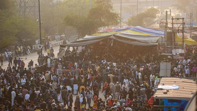 People during the ongoing protest against Citizenship Amendment Act (CAA), National Population Register (NPR) and National Register of Citizens (NRC), at Shaheen Bagh, in New Delhi, India, on Sunday, February 9, 2020.(Photo:Amal KS / Hindustan Times)