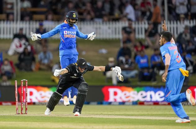 India's Yuzvendra Chahal, right, bowls New Zealand's Martin Guptill, centre, during the One Day cricket international between India and New Zealand at Bay Oval, Tauranga, New Zealand, Tuesday 11 Feb 2020. (John Cowpland/Photosport via AP) (AP)