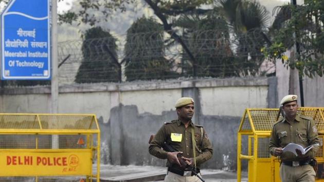 Security outside a counting centre at Maharani Bagh. The Delhi chief electoral officer (CEO) Ranbir Singh on Monday had assured foolproof security arrangements in and around each of the counting centres. Deputy commissioner of police, Sharat Sinha said each centre will have up to at least 500 personnel on the day of counting, including senior officers of the rank of assistant commissioner of police (ACP). (Burhaan Kinu / HT Photo)