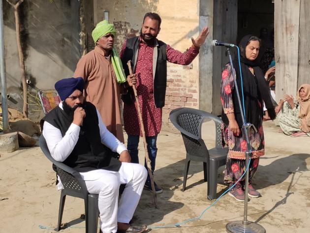 Artistes performing a nukkad natak urging people to join their anti-CAA protest on February 16 in Malerkotla. (HT PHOTO) Artistes performing a nukkad natak urging people to join their anti-CAA protest on February 16 in Malerkotla. (HT PHOTO)