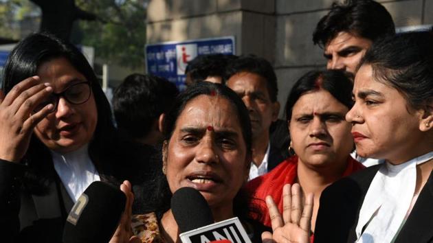 Asha Devi after the hearing of Nirbhaya case at Patiala House court in New Delhi on Wednesday.(Arvind Yadav/HT Photo)