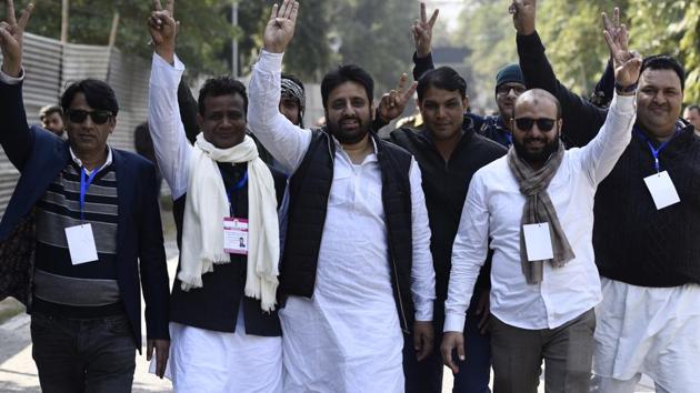 AAP candidate Amanatullah Khan from Okhla constituency shows the victory sign along with his supporters outside Maharani Bagh counting centre.(Photo: Burhaan Kinu/ Hindustan Times)