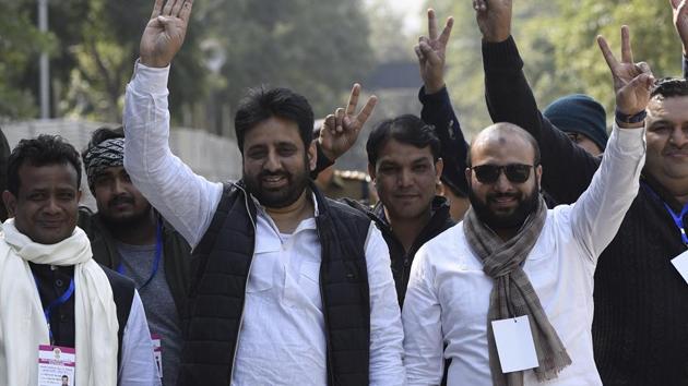 AAP candidate Amanatullah Khan from Okhla constituency shows the victory sign along with his supporters. (Photo by Burhaan Kinu / Hindustan Times) AAP candidate Amanatullah Khan from Okhla constituency shows the victory sign along with his supporters. (Photo by Burhaan Kinu / Hindustan Times)