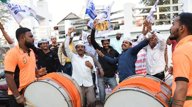 Pimpri-Chinchwad AAP party workers celebrate the party's victory in Delhi assembly elections 2020 at Pimpri chowk on Tuesday. (HT PHOTO) Pimpri-Chinchwad AAP party workers celebrate the party's victory in Delhi assembly elections 2020 at Pimpri chowk on Tuesday. (HT PHOTO)